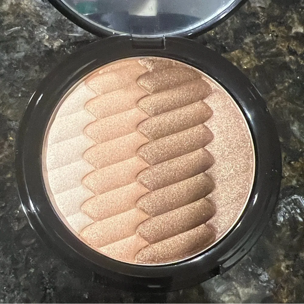 Belle Beauty by Kim Gravel - Chevron Eyeshadow Pallette w/brush